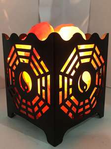 Lámpara de sal del Himalaya Diseño de árbol de metal con trozos de sal Estilo de flor tallada Técnica de sal hecha a mano - Product Image 4