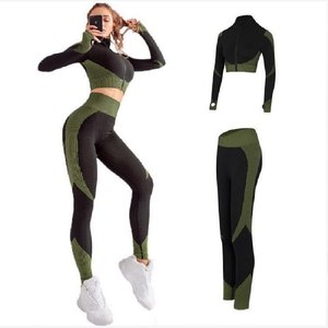 Ensemble de vêtements de yoga pour femmes sur mesure - Soutien-gorge de sport et pantalon de yoga 100% polyester et séchage rapide - Product Image 4