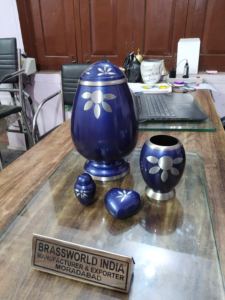 BRASSWORLD INDIA Urna de cremación azul Todos los tamaños Urna de latón con flor grabada para uso adulto Juego de 5 suministros funerarios - Product Image 3