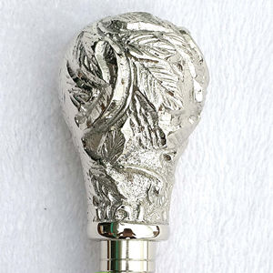 Bastón de madera de alta calidad con mango en relieve único - Product Image 1