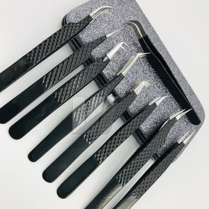 Pinzas de extensión de pestañas de acero inoxidable japonesas con logotipo personalizado profesional Punta puntiaguda con agarre de Diamante Negro Volumen sostenible - Product Image 4