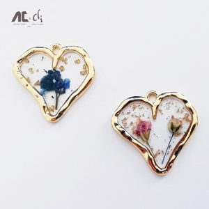 Colgante de Resina Acrílica Transparente con Flores Secas y Forma de Corazón - Product Image 2
