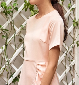 Vestido Midi Asimétrico de Satén Rosa con Volantes, Cuello Redondo, Manga Corta, Formal, Casual, Verano, Corte Moderno - Product Image 4