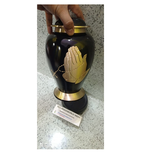 Laiton noir priant main urne fournitures funéraires par Brassworld Inde - Product Image 1