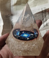 Nouvelle Arrivée Cristaux Naturels Pierre de Tourmaline Noire Énergie Pyramide Hexagonale Orgone Résine Orgonite Faite à la Main Décoration Maison Vente en Gros