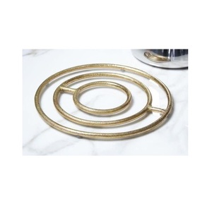 Sous-plat vintage élégant rond en aluminium brut, finition en laiton, vente en gros, moderne, classique, fait à la main, design personnalisé - Product Image 1