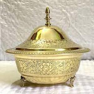 Bol de dattes arabes de forme ronde plaqué or à utiliser comme décoration en le plaçant sur une table ou dans la cuisine pour servir des Fruits secs - Product Image 1