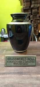 Urna de cremación de latón negro de Brassworld India con suministros funerarios de grabado de línea dorada ancha - Product Image 4