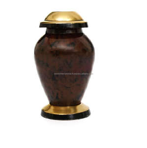 Urnes funéraires en marbre marron de fabrication indienne Urnes funéraires en laiton en gros avec bande de couleur noire Prix bas - Product Image 1