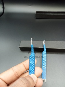 Pince à cils personnalisée en acier inoxydable durable à angle de 90 degrés, style couronne avec prise en diamant bleu, fibre pointue à volume unique - Product Image 3