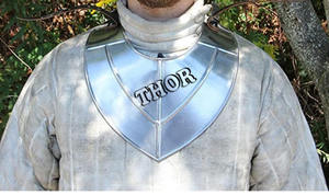 Protector de Cuello Medieval de Acero Calibre 18 con Placa Plateada y Correa de Cuero, Cuello Alto - Product Image 2