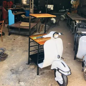 Mesa de scooter antigua con estante para vino, muebles para automóviles industriales Vintage, mesa de scooter de aspecto retro con estilo único
