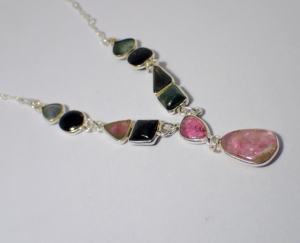 Collier pendentif vintage élégant en argent sterling avec pierre précieuse tourmaline rose et verte pour femme, idéal pour les fêtes et les occasions romantiques - Product Image 2