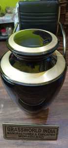 Urna de cremación de latón negro de Brassworld India con suministros funerarios de grabado de línea dorada ancha - Product Image 3