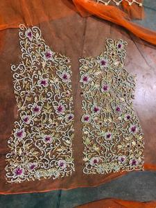Robe de mariée indienne traditionnelle en lehenga, orange, violet et fuchsia, richement brodée - Product Image 5
