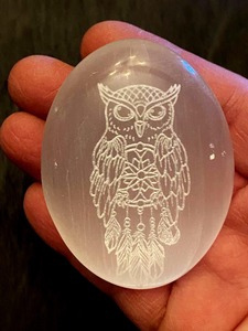 Pierre de guérison polie en sélénite spirituelle de qualité supérieure avec symbole de hibou pour l'amour décoration Reiki énergie positive - Product Image 2