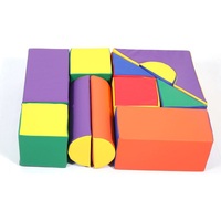Les enfants grimpent et rampent des structures de jeu d'activité de bloc de mousse souple pour le développement de l'enfant