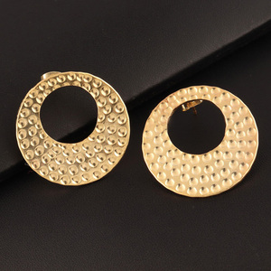 Boucles d'oreilles géométriques, boucles d'oreilles simples, plaqué or mat, finition martelée, tenue de fête, design, mode, simples, pour filles - Product Image 6