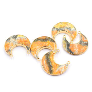 Colgante de Jaspe Abejorro en Forma de Luna Chapado en Oro con Argolla para la Creación de Joyas - Product Image 1