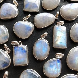 Anillo de piedra lunar arcoíris, colgante de piedras preciosas naturales de grado de 3 pulgadas, piedra de sangre hexagonal con forma irregular, tipo de colgantes - Product Image 1