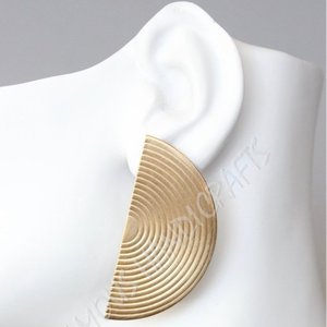 Boucle d'oreille en laiton avec forme demi-ronde Nouveau design - Product Image 1