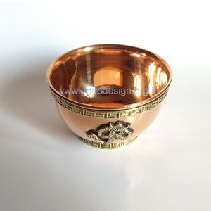 Cuenco de ofrenda de cobre Om de 3 "de alta calidad para uso de altar y rituales con insignia de emblema de latón de alta calidad a precio al por mayor y MOQ - Product Image 2