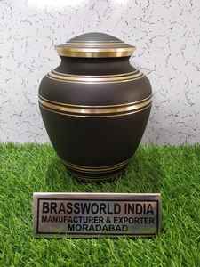 Urna de cremación de latón grande de estilo americano en plata negra y Brassworld India Suministros funerarios para adultos - Product Image 5