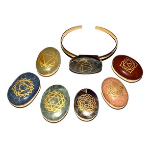 Ensemble de bracelets en pierre semi-précieuse naturelle gravée sur chakra - Product Image 1