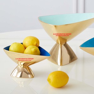 Cuenco de diseño triangular, acabado dorado de lujo, con forma de triángulo, Base para servir frutas - Product Image 3