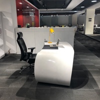 Bureau de direction moderne de luxe, grand, semi-circulaire, ovale blanc brillant, unique, pour le stockage commercial, avec chaise