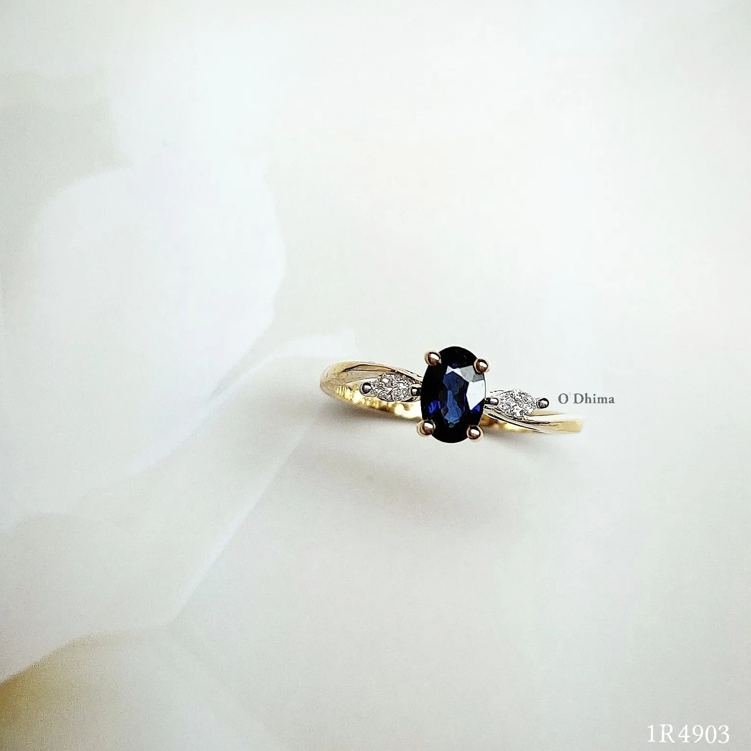 A blue sapphire 18K gold/white gold ring with diamond