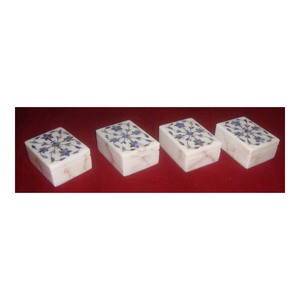 Boîte à chocolat en marbre blanc antique avec motif floral bleu - Product Image 1