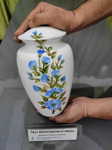 Urna de cremación Floral blanca de aluminio, suministros funerarios de gracia y misericordia pintados a mano por Brassworld India - Product Image 6