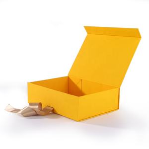 Groupe Boîtes pliantes de luxe ivoire Boîte cadeau à fermeture magnétique Ruban interchangeable Laminage brillant Gaufrage Matériaux recyclés - Product Image 3