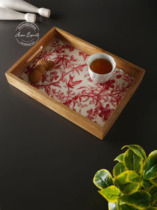 Charmant plateau en bois avec imprimé floral rouge élégant et fonctionnel pour servir ou afficher un décor - Product Image 3