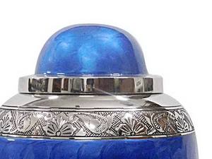 โกศบรรจุอัฐิสำหรับผู้ใหญ่ ทำจากอะลูมิเนียม/ทองเหลือง  ตกแต่งด้วยสีเงินและเคลือบสีน้ำเงิน - Product Image 4