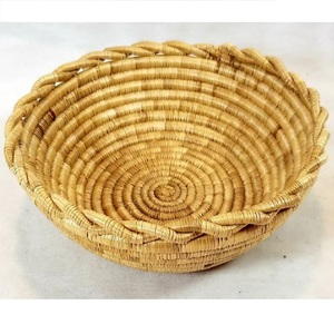 Bol de service en maille de rotin antique avec finition naturelle, parfait pour les présentoirs de mariage élégants et les ustensiles de cuisine - Product Image 1
