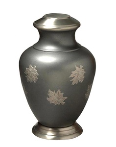 Urnas de cremación ecológicas duraderas de latón de hoja de arce para cenizas humanas personalizables estilo americano funeral conmemorativo para adultos - Product Image 1