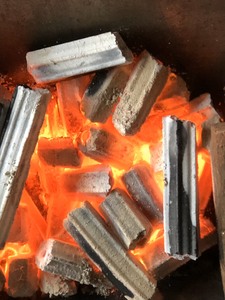 ALLUMAGE RAPIDE DE QUALITÉ CKT-AA CHARBON DE BOIS DE SCIE HEXAGONAL À FAIBLE TENEUR EN CENDRES Écologique 4-6 Heures Temps de combustion Fabriqué à la machine - Product Image 4