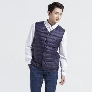 Gilet d'hiver pour homme, col en V profond, matériau en duvet de canard 90/10, léger, sans manches. - Product Image 2