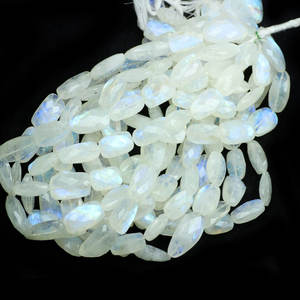 Perles de pierre de lune facettées naturelles, coupe étagée, blanches, effet flash, exportées par Coszcalt, certifiées par un tiers pour la fabrication de bijoux - Product Image 4