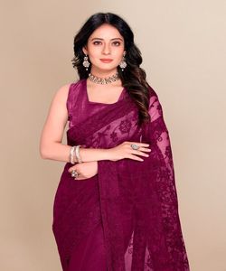 Lo último en ropa de fiesta moderna, seda de red bordada con tejido Sari de trabajo con blusa sin costuras para mujer y color vino al mejor precio alfanumero - Product Image 4