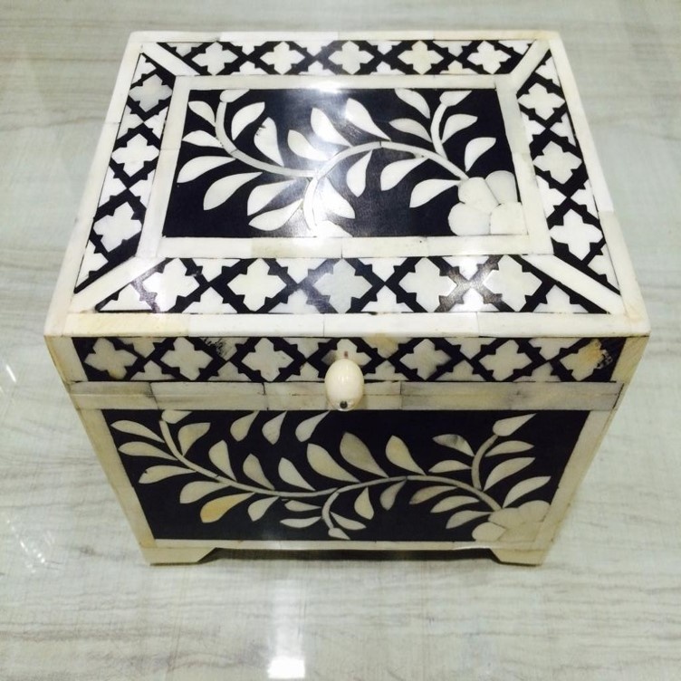 Coffret à bijoux, boîte en bois marqueté style oriental
