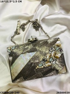 Pochette en nacre en laiton fait à la main de créateur exclusif sac à main en métal de soirée avec motif unique - Product Image 3