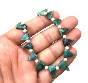 Buena calidad 1 hebra piedra preciosa Esmeralda verde Natural 22 piezas cuentas en forma de triángulo facetado Fopr fabricación de joyas al por mayor - Product Image 2