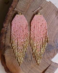   Pendientes hechos a mano con coral mágico y destellos dorados - Product Image 1