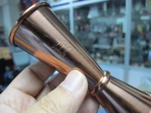 Jigger à cocktail double en acier inoxydable avec manche en bois de teck - Product Image 6