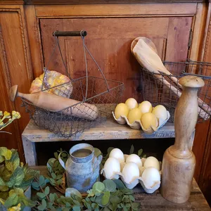 Cesta de huevos para el hogar en hierro forjado con mango de madera rústica, perfecta para el almacenamiento de huevos con estilo y la exhibición de la cocina - Product Image 4
