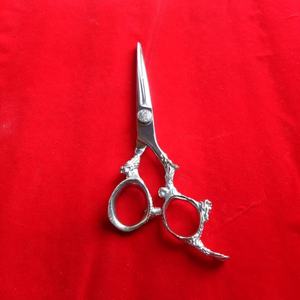 Cisaille à ciseaux de coupe de cheveux de barbier professionnel avec poignée de Dragon lame en acier inoxydable lame droite outil de beauté à pointe émoussée - Product Image 1