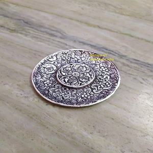 Quemador de incienso redondo tallado con mandala de flores de metal hecho a mano, venta al por mayor de India - Product Image 1